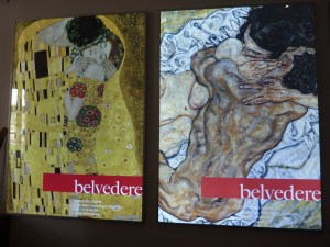 Kukin tyylillään, ripirinnan.