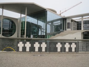 Valtiopäivätalon takana olevan kanavan partaalla on muurinylityksessä menehtyneiden muistopaikka: toiselle puolelle kanavaa näkyvät maalitaulut, toiselle ristit.