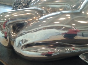 Heijastuvia yksityiskohtia naispatsaasta.