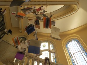 Circulo de la Bellas Artes: portaikon kirjaripustus. Tulevaisuuttako? Kirjasta killuva taide-esine, kun sisällöt sähköistetään?