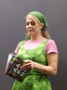 Kirjalija vakavoituu valitessaan A-runoa Otavan kirjakaupassa 22.8.2013.