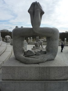 Nesbon romaaniin jää täydennettäviä aukkoja Vigelandin teosten tavoin.