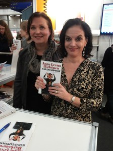 Johanna Kartio ja Anna-Leena Härkönen kirjoittivat omistuskirjoituksia julkistamisen jälkeen.