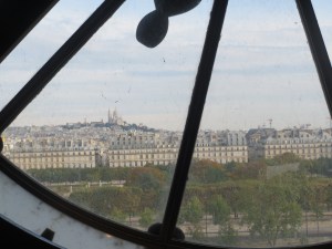 Maisemavaikutelma Musée d'Orseyn kellotaulun läpi