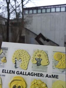 Esitteen Pomp Bangia taustanaan marraskuinen museorakennus.