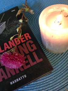 Pyhäinpäivän hengessä muistelen vuosien varrella Wallanderin kanssa vietettyjä lukuhetkiä.