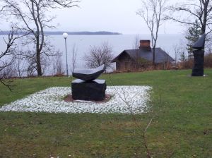 Artistisessa ympäristössä jopa lumi sulaa myötäillen taideteosta.