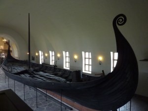 Oslon Viikinkimuseon laiva Ragnarin vuosisadalta.