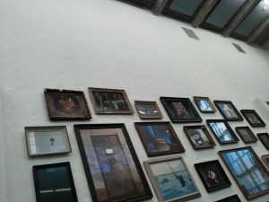 Yksityiskohta yhden seinän ripustuksesta