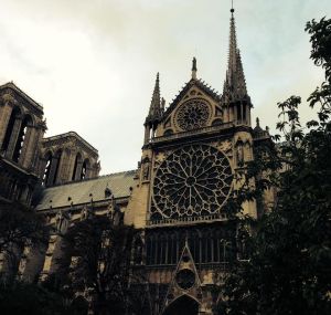 Notre Dame, jonka lasimaalauksia Olavi ihailee.