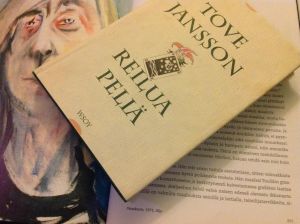 Reilua peliä, taustalla taiteilijan omakuva.