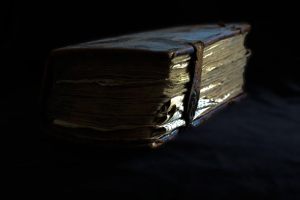 Ison kirjan varjo lankeaa Olavin rakkauden päälle. Kuva: Jani Ahti