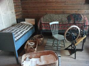 "Paras oli se päivän hetki jolloin portit syytivät asuntoihinsa kiiruhtavia työläisiä. Neljän aikaan aurinko paistoi portille. Tuntui hyvältä tietää tehneensä päivän työn, olevansa valmis sen päivän osalta, vaikka kotona oli pesemättömiä paitoja ja kalsonkeja, kaupassakäynti ja ruoanlaitto. Oikeastaan ehtoo pääsi arvonsa vasta kun sen sai käyttää työntekoon." Kuva Amurin työläismuseosta, jonka tyyppisessä kortteerissa Eeli veljineen majaili.