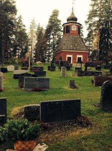 "Kirkonkylää ei oikeastaan ollut. Mäellä olivat kirkko ja tapuli, rannan puoleisella rinteellä hautuumaa, maantien takana seurakuntatalo, läheisessä rinteessä kanttorin asunto ja Kirkkojärven rannassa pappila."