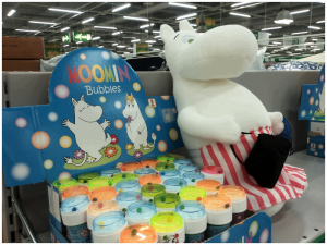 Myhäilevä mamma tavarataivaassa. Kun piirrossarjaa moitittiin kömpelöksi, Tove Jansson pahastui, sillä hänestä se onnistui, koska se tuotti iloa miljoonille lapsille.