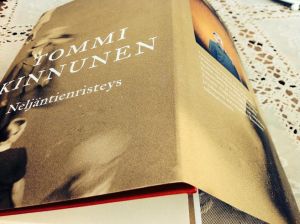 Vahvat naiset ja valokuvaus sekä erilaiset risteyskohdat ovat romaanin ydintä.