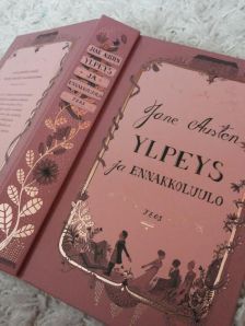 Elina Warstan suunnittelema ulkoasu on ihastuttava, ja Ylpeys ja ennakkoluulo valittiinkin vuoden 2013 kauneimpiin kaunokirjoihin kuuluvaksi.