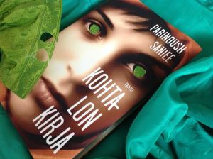 Romaanissa korostetaan päähenkilön vihreäsilmäisyyttä, mutta kannessa on ruskeasilmäinen kiiltokuvanainen. En ymmärrä tällaista kirjakansitusta. Piti tuunata kuva sisältöön sopivaksi...