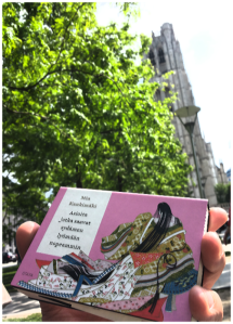 Kämmenenkokoinen uustestamentillisesta, läpinäkyvän ohuesta paperista painettu Miki-kirja on kevyt lukea. Helppo esine on hauska viritys e-kirjojen rinnalle ja kätevä kuljettaa matkalla.