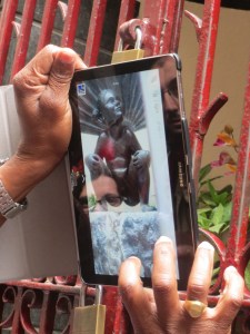 Feministinen vastaveto, Janneken Pis , on kätketty kaltereiden taa. Tässä hänet tavoittaa turistikollegan otoksen kautta.