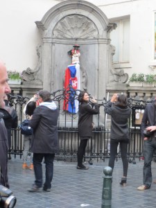 Manneken Pis yhdessä noin 600 asustaan