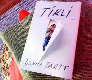 Tikli on monista aineksista rakennettu.