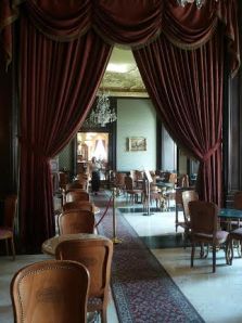 Tyylikäs Cafe Gerbeaudin salisto tyhjillään, kun kaikki aamiaisasiakkaat kansoittavat terassin.