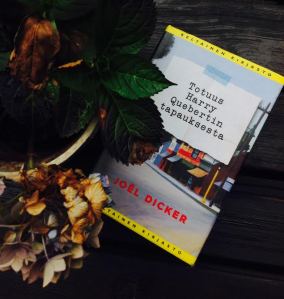 Nola rakasti Harrya. Nola rakasti hortensioita. Nola rakasti lokkeja. Nola = nolo Lolita.