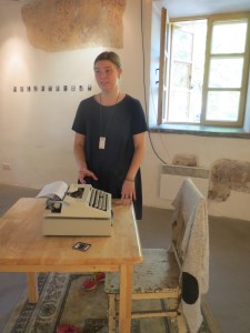 Taiteilija teoksensa takana, taiteilijan takana osa näyttelyn valokuvasarjasta.