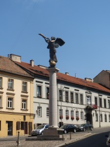 Taiteen vapautta kuvaa toitottava enkeli. Aiemmin enkelin tilalla tolpan päällä oli jättikokoinen muna.