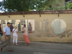 Uzupisin käsisymboli ja perustuslaki tauluihin painettuna kymmenellekunnalle kielelle.