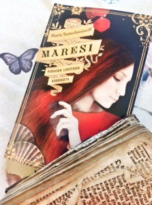 Laura Lyytisen suunnittelema kansi kuvittaa osuvasti kirjan tunnelmaa ja hyödyntää sen keskesireksvisiittaa.