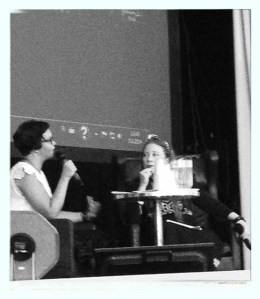 Salla Simukka ja Siri Kolu Paasitornin foorumilla.