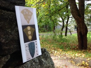 Idän kukkia, Kolme kertaa lämmin ja Tiibettiläinen morsiussatula korttipienennöksenä museon pihapiirissä.