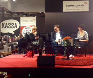 Kati Hiekkapelto vastaa, Taavi Soinivaara kuulolla haastattelijan kera