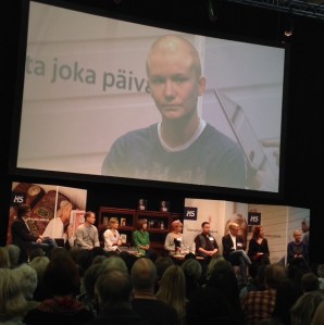 Helsingin Sanomien esikoiskirjapalkintoehdokkaat esittelyssä Helsingin kirjamessuilla 2014, esittelyvuorossa Reetta Pekkanen