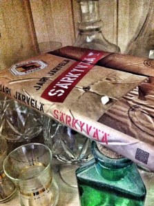 Tarkkaavainen katsoja huomaa kuvan kirjan päällä lapsen maitohampaan; tarkkaavainen kirjan lukenut tietää sen kuuluvan juoneen...