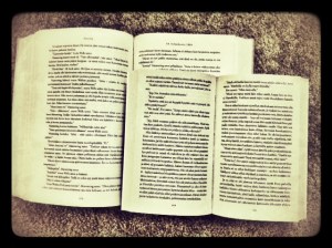 Valontuojat alla, päällä vertailun vuoksi peruspokkari. Varaathan lukemiseen leppoisaa loma-aikaa.