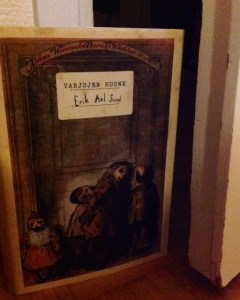 Sarjan kansien suunnittelu on hyytävän onnistunutta: kauhuväännökset kansankodin kamareista .