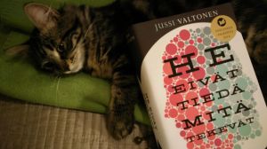 Kissa koe-eläimenä - siinä yksi säie Valtosen romaanista.