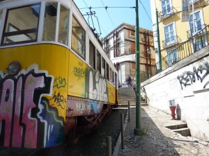 Romaanin mukaa Lissabon on graffitien pääkaupunki, joten tässä otos sieltä keväällä 2011.