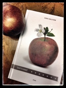 "Omena alkaa kukkia, ja loppuu, puhkeaa lehtiä, omenoita, - -"