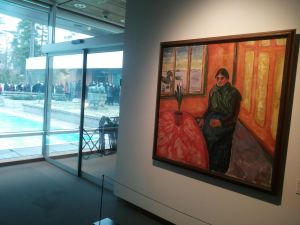 Melankolia. Taustalla näkyy jonottajien pitkä letka. Museon henkilökunnalle kiitos huomaavaisuudesta: jonottajille tarjoiltiin odotusta lievittämään kuumaa mehua.