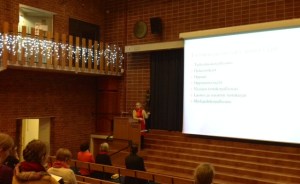 Salillinen äidinkielenopettajia sai kiinnostavan katsauksen tietokirjallisuudesta ja sen lukemisesta professori Pirjo Hiidenmaalta.