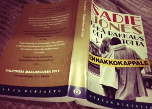 Ahmittavaksi rakennettu romaani.