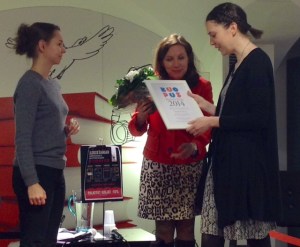 Jenna Kostet (oik.) sai 26.2.2015 Blogistania kuopus 2014 -palkinnon, jonka ojensi Kirsin bookclub -blogin Kirsi (kesk.), haastattelijana toimi Kirjasfääri-blogin Taika (vas.).