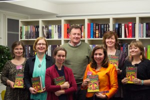 Tarquin Hallia ympäröivät tyytyväiset kirjabloggaajat: Minna, Salla, Taika, Kirsi, Tuija ja Hanna. Kuva: Eeva Herrainsilta