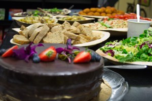 Tarquin Hallin kirjojen Pullukka-hahmoon sopien tarjolla oli monenmoista herkkua. Suuri kiitos Gummerukselle ja Lukulampulle mukavasta illasta! Kuva: Hanna Pudas