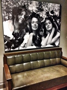 Käsittääkseni Thesleffin siskot iloittelevat tässä luonnon helmassa Muroleessa, Ellen keskellä. Ihania naisia kosken ja kanavan partaalla!