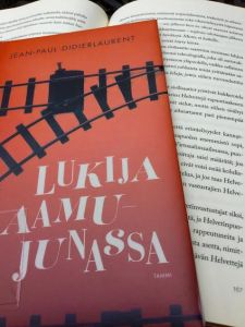 Lukija aamujunassa
